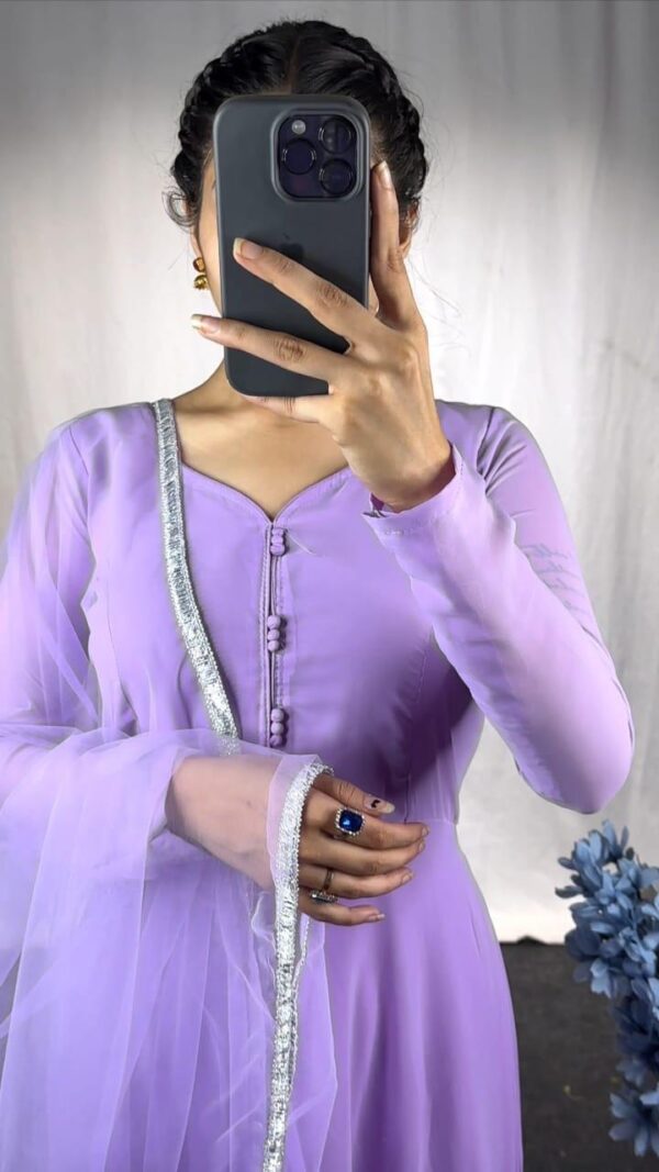 Lavender solid kurta set with net dupatta - Image 3